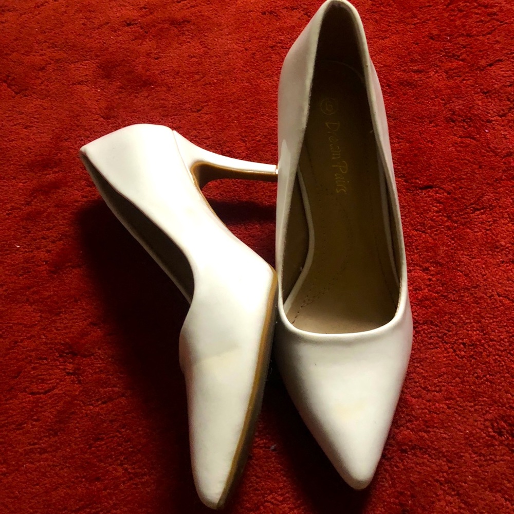 White pumps - Picture 4 of 6